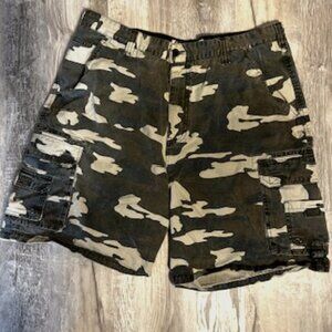 COLISEUM OUTDOOR WEAR BAGGY CARGO CAMO JORTS